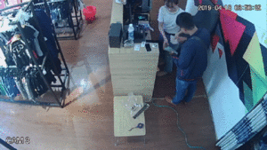 Truy tìm thanh niên nói tiếng Trung Quốc lừa tiền các cửa hàng mỹ phẩm, thời trang