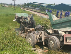 Tàu hỏa đâm nát xe tải, lái xe thiệt mạng tại chỗ