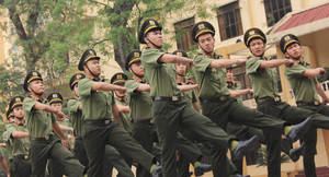 Ảnh: Mãn nhãn màn thực hiện điều lệnh đều răm rắp của học viên an ninh