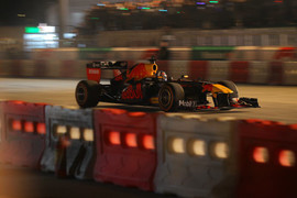 Video: Hai chiếc xe F1 gầm rú, phóng đi vun vút trên đường phố Hà Nội