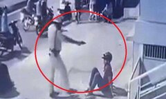 CSGT đá, chĩa súng vào 2 'quái xế': Hành động mạnh tay, cứng rắn