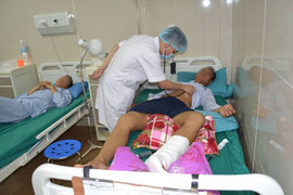 Lưỡi cắt chè văng vào cổ chân, người đàn ông mất máu nặng