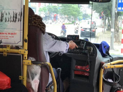 Tài xế xe buýt ở Hà Nội vừa lái xe vừa xem phim gây bức xúc
