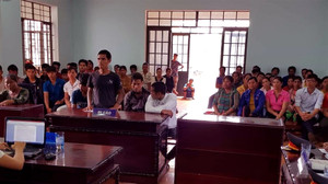 Vi phạm giao thông còn chặn xe, đánh công an huyện, 4 thanh niên lĩnh án tù