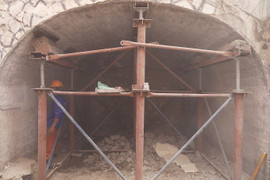 Công nhân đục thông vòm cầu đá trăm tuổi trên phố Phùng Hưng, Hà Nội