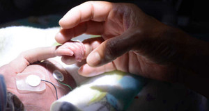 Thai phụ và con gái được cứu sống nhờ tai nạn giao thông