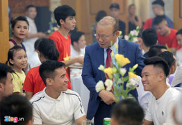 Video: HLV Park Hang Seo bối rối gửi phong bì trong đám cưới Đỗ Hùng Dũng