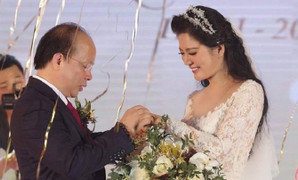 Vợ Thứ trưởng Bộ Tài chính - ca sĩ Đinh Hiền Anh lần thứ 2 nhận giải 'Nhân vật của năm'