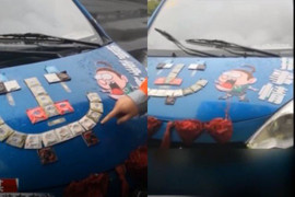 Bị phạt tiền vì trang trí xe ô tô bằng đồ lót phụ nữ và bao cao su