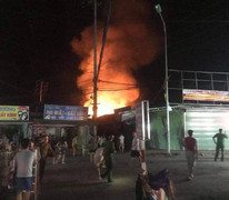 Cháy chợ ở Nghệ An, hàng chục ki ốt bị thiêu rụi trong đêm