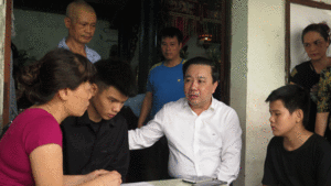 Miễn học phí cho con trai của nữ công nhân môi trường bị xe 'điên' tông chết