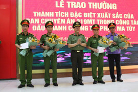 Trao thưởng 120 triệu đồng cho Ban chuyên án triệt phá đường dây vận chuyển 700kg ma túy