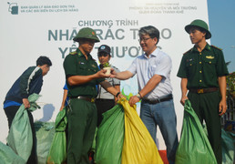 Dân Đà Nẵng nhặt rác ‘đổi’ cây cảnh