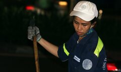 Nửa đêm ngoài phố cùng những nữ lao công quét rác