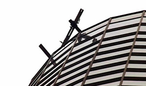 Thợ lau kính sống sót thần kỳ sau khi rơi từ tầng 47