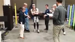 Trở về Trái Đất, phi hành gia tập đi như đứa trẻ