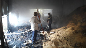 Xưởng than củi bốc hỏa, cháy luôn cả vườn keo