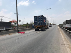 Nam thanh niên nghi lao vào xe container tự tử ở TP.HCM