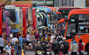 Video: Bến xe đông nghịt người, đường phố Hà Nội ùn tắc kéo dài trước kỳ nghỉ lễ