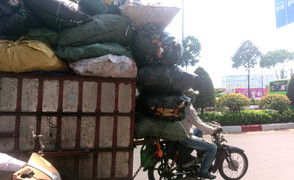 Ảnh: Cận cảnh xe thu gom rác tự chế nghênh ngang trên phố trước giờ khai tử