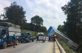 Đánh lái tránh học sinh, xe khách giường nằm lật nghiêng ở Nghệ An