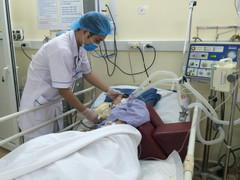 Bệnh nhân bị nôn ra máu nhiều lần nhất quyết xin về, bác sĩ ‘nài nỉ’ ở lại điều trị thêm