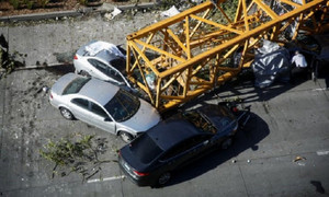 Cần cẩu rơi xuống từ nóc nhà đè bẹp nhiều ô tô, 4 người thiệt mạng