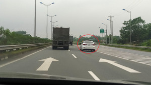 Clip: Chạy 100km/h trên cao tốc vẫn mở cửa sổ trời cho hai con thò đầu ra chơi