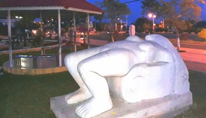 Di dời khẩn cấp tượng phụ nữ nằm lõa thể trong công viên ở Châu Đốc