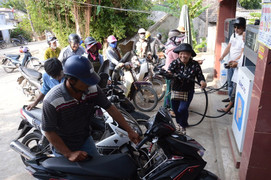 Tàu Tiên Tri 07 vận chuyển cấp tốc 60.000 lít xăng ra đảo Lý Sơn ngay trong dịp lễ