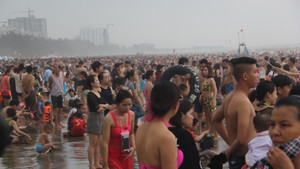 Video: Bờ biển 3km chật cứng người tắm tại Sầm Sơn