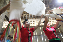 Video: Thiếu nữ xinh đẹp nhảy múa trong lễ Pang A của dân tộc La Ha