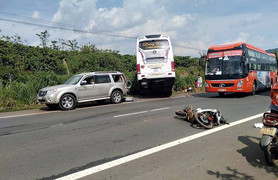 Côn đồ chặn xe ô tô đánh người khiến một xe khách phải lao xuống vực