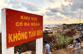 Bất chấp cảnh báo đá ngầm, hàng nghìn du khách vẫn kéo xuống biển Hồ Cốc tắm