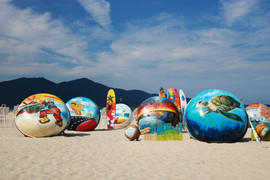 Ảnh: Mê mẩn nghệ thuật sắp đặt thuyền thúng bên bãi biển đẹp nhất hành tinh