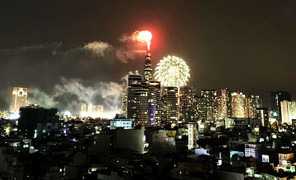 Ảnh: Mãn nhãn màn pháo hoa mừng lễ 30/4 từ tòa nhà cao nhất Việt Nam