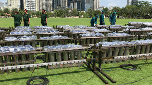 Cận cảnh trận địa pháo hoa trước giờ khai hỏa đêm 30/4 ở TP.HCM