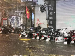 Video: Mưa lớn, nhà ngập sâu, người Hà Nội phải múc nước đổ đi