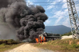 Vướng phải đường dây điện, xe đầu kéo bốc cháy ngùn ngụt ở Hà Tĩnh