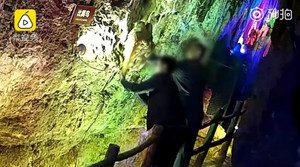 Du khách Trung Quốc bẻ nhũ đá hàng triệu năm tuổi về làm kỷ niệm