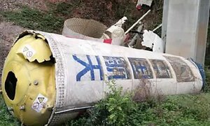 Mảnh vỡ tên lửa lao xuống đường cao tốc Trung Quốc