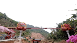 Tranh cãi chuyện du khách nữ mặc váy trên cầu kính 5D