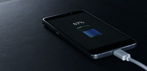 Có nên sạc pin điện thoại qua đêm hay không?