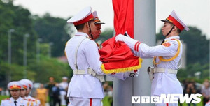 Ảnh: Cơ quan, công sở treo cờ rủ Quốc tang nguyên Chủ tịch nước Lê Đức Anh