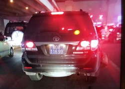 Clip: Ô tô biển xanh tông gục người đàn ông rồi tăng ga bỏ chạy trên phố Thủ đô