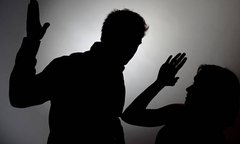 Đi chơi quên nấu cơm, tôi bị chồng tát 'nổ đom đóm mắt'