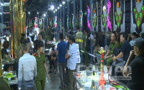 Khách đón nữ nhân viên quán bar đi chơi, hai nhóm thanh niên lao vào hỗn chiến