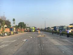 Người đàn ông nằm chết trên đường nghi bị ô tô cán chết rồi bỏ chạy