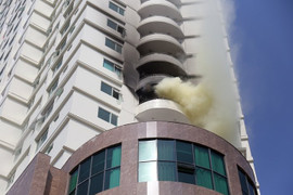 Cháy lớn tổ hợp khách sạn – căn hộ cao cấp ở Nha Trang