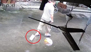 Clip: Thót tim dao chặt thịt rơi từ tầng 3 chung cư, suýt trúng đầu người đi đường